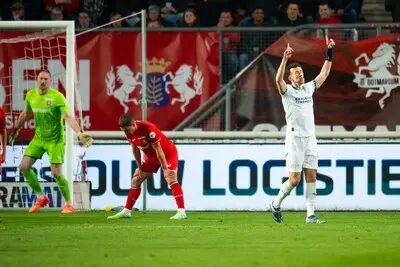 enschede stadium grolsch veste 24 04 2025 season 2024 2025 dutch eredivisie football during the match twente psv fc twente goalkeeper lars unnerstall fc twente player bas kuipers psv player ivan perisic scores 1 1