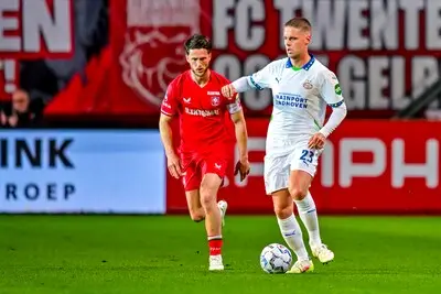 enschede stadium grolsch veste 24 04 2025 season 2024 2025 dutch eredivisie football during the match twente psv psv player joey veerman