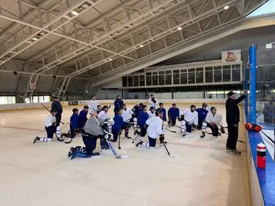 het nederlands ijshockeyteam traint in servie
