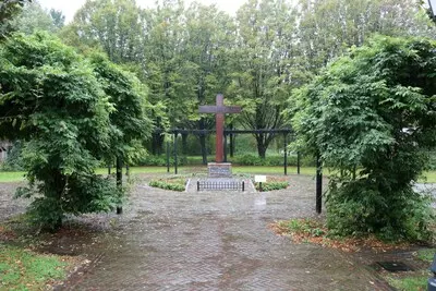 het oorlogsmonument in het kruispark in best