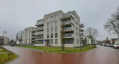 in een appartementencomplex aan de janus prinsengaarde in nuenen is onenigheid tussen bewoners over het plaatsen van een glazen windscherm