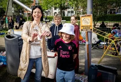 koningsmarkt aan het heemraadsplein je kan er ajax kaarten verscheuren voor 1 euro bij appie foto frank de roo