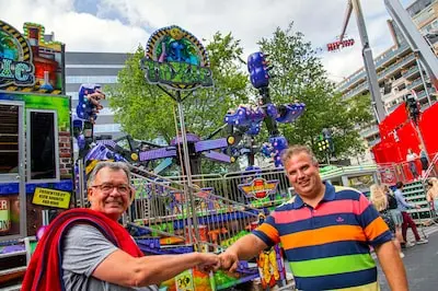 lauran wijffels met niek moonen bij toxic attractie kermis afgekochte serie