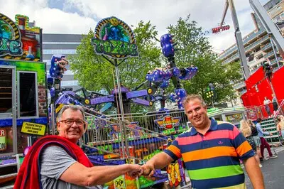 lauran wijffels met niek moonen bij toxic attractie kermis afgekochte serie