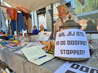 loop je met een geheim rond dat het daglicht niet kan verdragen op de julianastraat kun je het kwijt voor 50 cent