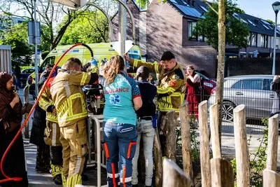 meisje komt vast te zitten in een doeltje in tilburg