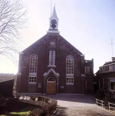 nieuwe raadplaat rvt 19 4 2025 rotterdam pernis de pastoriedijk met de gerformeerde kerk pernis 1975 1977 foto dienst gemeentewerken dienst gemeentelijke gebouwen dgg
