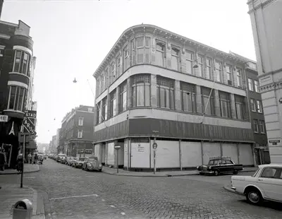 nieuwe raadplaat rvt 25 4 2025 rotterdam oude binnenweg 1969 gesloten pand van kledingbedrijf kreymborg op de hoek oude binnenweg mauritsstraat foto stadsarchief rotterdam ary groeneveld