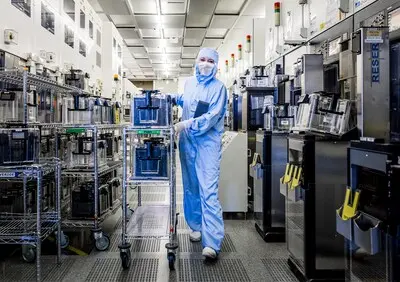nijmegen een medewerker aan het werk in de fabriek van chipproducent nxp het bedrijf maakt chips voor tal van apparaten die in verbinding staan met het internet anp remko de waal