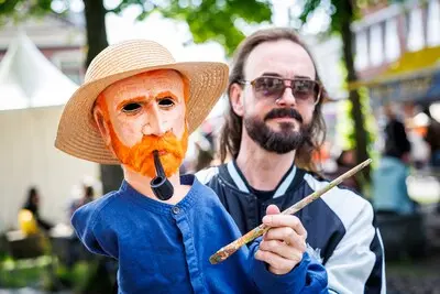 nlbeeld bd20250424 1473 tilburg 20250426 pix4profs jules van iperen frans van der meer onthult pop vincent van gogh f van der meer met pop