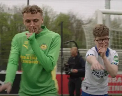noa lang viert samen met gijs een doelpunt