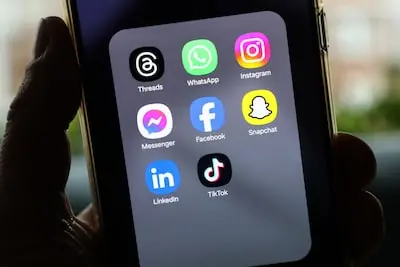 online geplaatst illutratief social media apps op een mobiele telefoon