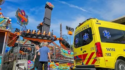 persoon valt uit attractie op hilversumse kermis