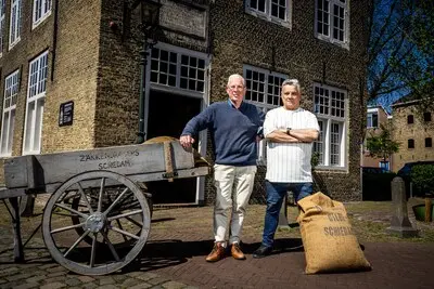 peter elderman en de gijsaard over het 100 jarig bestaan van de zakkendragers in schiedamfoto frank de roo