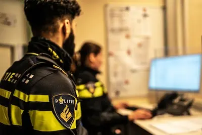 politieberichten afgekocht dus altijd bruikbaar amsterdam nederland 11 11 21 stockfoto op pad met de amsterdamse politie foto joris van gennip