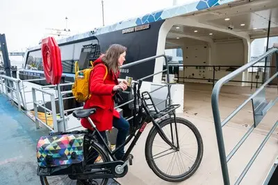 portret hoe is het bij de waterbus bij de erasmusbrug in rotterdam foto hans tak fotobureau de roo