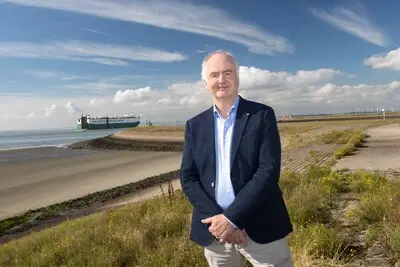 professor jacob de boer op de dijk bij hansweert aan de westerschelde