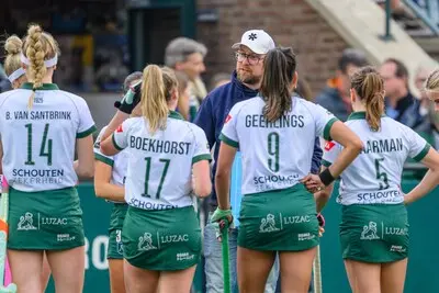 rotterdam 22 03 2025 hc rotterdam tulp hockey hoofdklasse dames season 2024 2025 jordy van der waart motivating the team during the break of the game rotterdam den bosch
