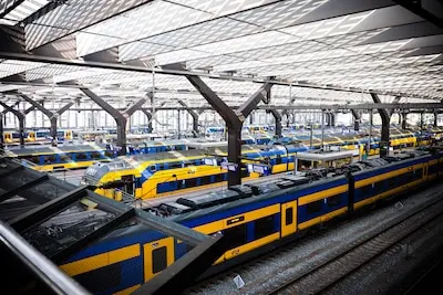 rotterdam treinen op het treinstation rotterdam centraal op een gemiddelde werkdag nemen 1 1 miljoen reizigers de trein