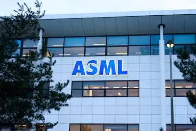 serie afgekocht adr ed20241206 0009 veldhoven gebouwen op de asml campus bij de run 6000