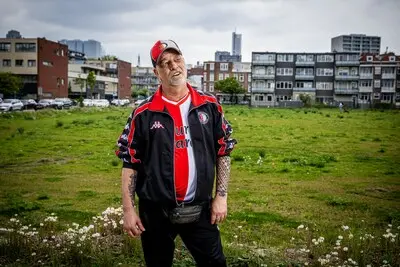 serie afgekocht adr edwin dobber in de tweebosbuurt op de plek waar zijn voordeur was voor de sloop foto frank de roo