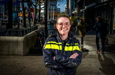 serie afgekocht adr manon politie vrijwilliger van het jaar foto frank de roo