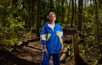 serie afgekocht adr nederland rotterdam 04 04 2025 portret van kunstenaar jowy maasdamme in het vroezenpark voor rotterdammers foto jan de groen
