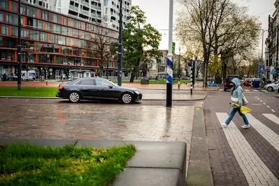 serie afgekocht adr op het kruisplein mag je niet meer rechtdoor oversteken vanaf het schouwburgplein of de west kruiskade het is nu een fietspad toch steken er nog auto s over foto frank de roo