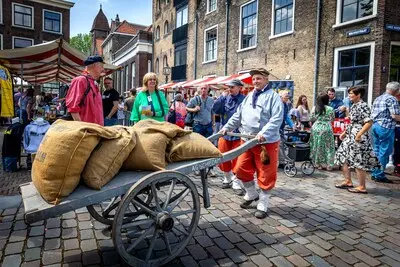 serie afgekocht c roel dijkstra fotografie foto dennis wisse schiedam molendag schiedam vismarkt een historische sfeer en gezelligheid in om en op de molens en de vismarkt in schiedam centrum