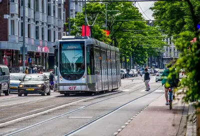 serie afgekocht de nieuwe collectie van rotterdam wil van de nieuwe binnenweg eenrichtingsverkeer maken er is een hoop kritiek op het beleid o a omdat leefbaar rotterdam niet aan de verkeers experiment wilde foto frank de roo
