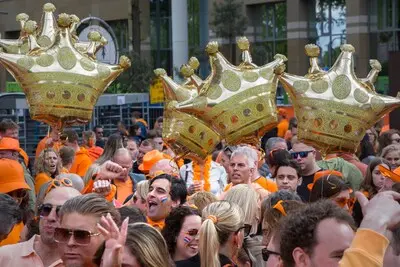 serie afgekocht ed nlbeeld 30437 eindhoven koningsdag bij de paterskerk met jeffrey heesen brace vno vergoed online mei 24