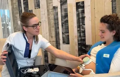 sofie van weelden van het mmc in veldhoven met een deelnemer van het nemo project na een eerste instructie kunnen zwangere vrouwen dit systeem zelf hanteren en de eigen gezondheid en die van de baby in hun buik monitoren