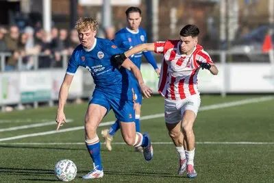 veel duels tussen den hoorn en honselersdijk steyn de bruijn links in blauw van sv honselersdijk in duel met chiaro camarda rechts in rood wit van den hoorn