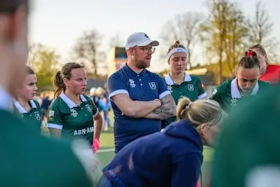 wassenaar 12 04 2025 hc hgc tulp hockey hoofdklasse dames season 2024 2025 jordy van der waart talking to the team during the break of the game hgc rotterdam