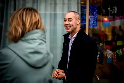wethouder kasmi van rotterdam geeft kerstkaarten weg namens het gemeentebestuur aan obs het landje in rotterdam om docenten te bedankt voor in inzet tijdens dit lastige corona jaar foto frank de roo