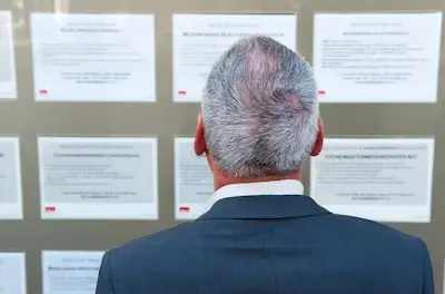 2011 06 02 00 00 00 illustratie oudere man bekijkt vacatures anp xtra roos koole