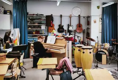 2024 finland fins nederlandse jonge noa hartikka krijgt op school muziekles bij onderwijs verhaal