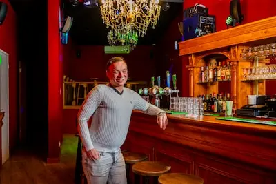 adr serie afgekocht eigenaar richard van de bonaparte moest de zaak sluiten ivm een brand nu gaat de zaak weer open hij is er erg blij mee foto frank de roo