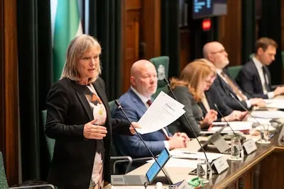 afgekocht bouwwethouder chantal zeegers tijdens het debat donderdag