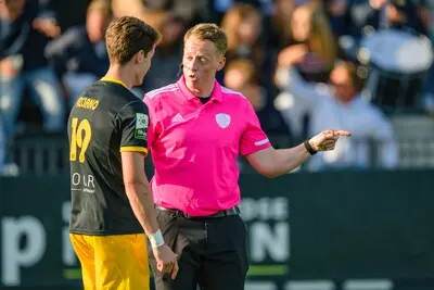 amstelveen 17 05 2025 wagener stadion tulp hockey hoofdklasse heren season 2024 2025 play offs marc vizcaino and umpire steven bakker during the game amsterdam den bosch men