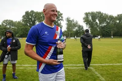 ar2020522 4109 vlaardingen voetbal 3 afscheid sv charlois is kampioen geworden na een 0 3 overwinning feest sfeer illustratie kampioensschaal na de wedstrijd dvo 32 sv charlois zestienhoven foto carla vos cor vos 2025