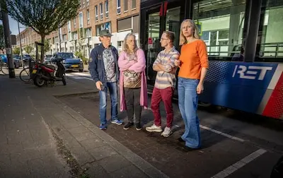 ar20250520 3763 het is een puinhoop aan de zaagmolenstraat zeker nu het hofplein eruit ligt er rijden meer dan 300 trams door het kleine straatje bewoners worden er gek van lemja kovac in oranje rechts in beeld foto frank de roo