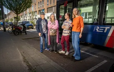 ar20250520 3763 het is een puinhoop aan de zaagmolenstraat zeker nu het hofplein eruit ligt er rijden meer dan 300 trams door het kleine straatje bewoners worden er gek van lemja kovac in oranje rechts in beeld foto frank de roo