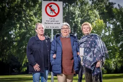 ar20250522 4059 schiedam speeltuin aan de maasboulevard de meiden van de maasboulevard anja van bekhoven rieti naaijen en holda collee de regt zij waken over de maasboulevard en zien de laatste weken dat de overlast weer aan het toenemen is