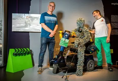 ar20250523 4227 onthulling standbeeld lachgasman bij museum rotterdam foto frank de roo