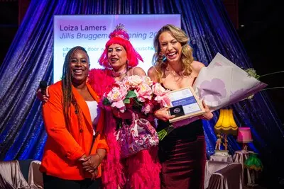 ar20250523 4229 loiza lamers ontvang jillis bruggemanpenning voor haar inzet voor de lhbti gemeenschap foto frank de roo