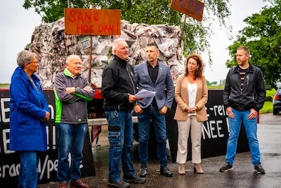 ar20250526 4365 dinsdagochtend houden regionale boeren een ontbijtje met streekproducten om aan twee aanwezige provinciebestuurders uit te leggen wat ze straks gaan missen als een nieuw plan sane hoe om te gaan met stikstof doorgaat