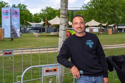 ar20250526 4379 26 05 2025 rotterdam joey seton toffler festival een redelijk groot festiva binnen rotterdam bestaat dit jaar 10 jaar tijd voor een artikel