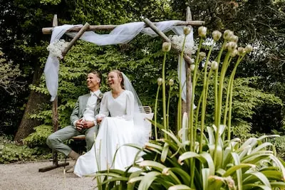 arie trouwborst en annelie vuik tijdens hun trouwerij in trompenburg tuinen arboretum