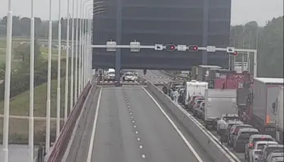 bergen op zoom voor de tweede dag op rij is er een storing aan de haringvlietbrug daardoor is de a29 in beide richtingen dicht verkeer vanuit en naar bergen op zoom moet omrijden